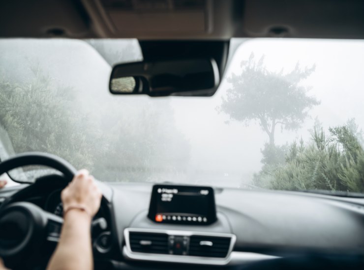 Guidare con la nebbia