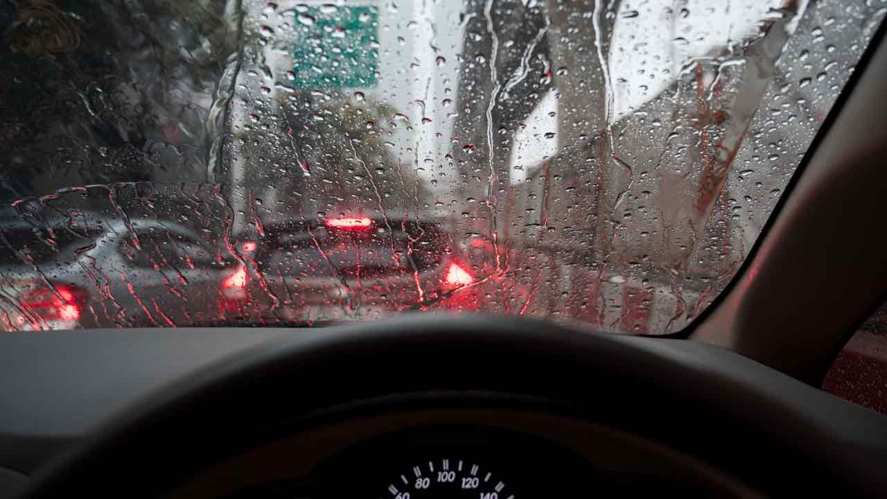 Guidare con la pioggia -tuttosuimotori.it