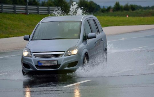 Aquaplaning - fonte_depositphotos - tuttosuimotori.it