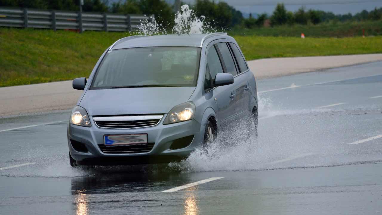 Aquaplaning - fonte_depositphotos - tuttosuimotori.it