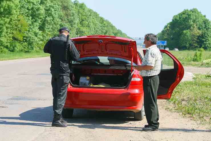 Controllo al posto di blocco - fonte_depositphotos - tuttosuimotori.it