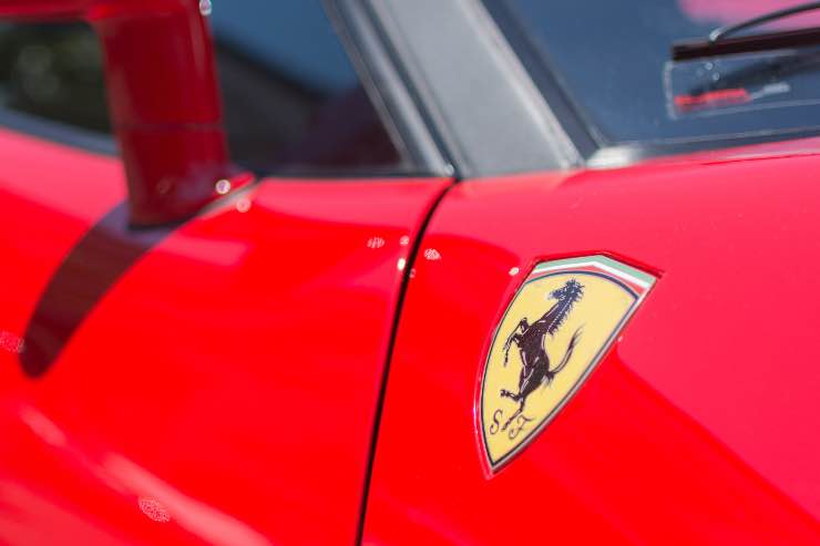 Ferrari - fonte_depositphotos - tuttosuimotori.it
