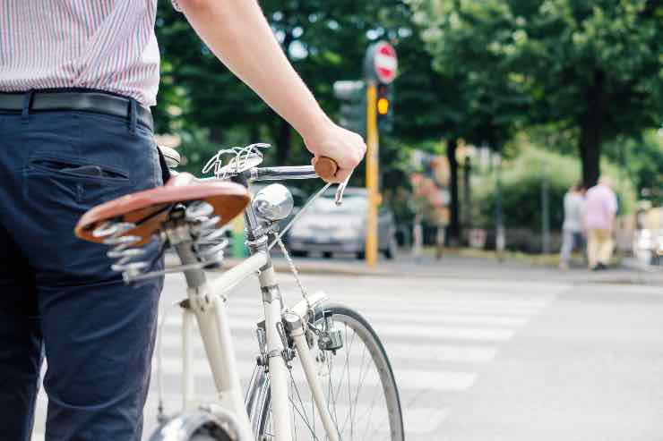 Guidare una bicicletta - fonte_depositphotos - tuttosuimotori.it