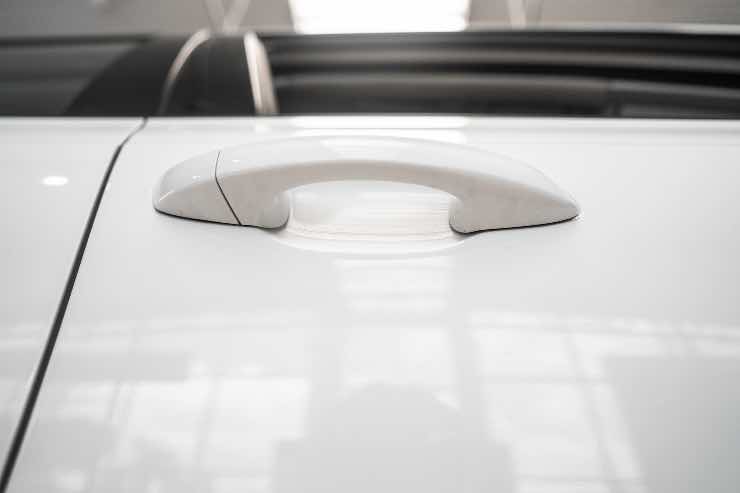 Maniglia auto - fonte_depositphotos - tuttosuimotori.i.jpg