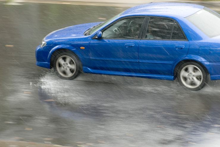 Prevenzione del fenomeno di aquaplaning - fonte_depositphotos - tuttosuimotori.it