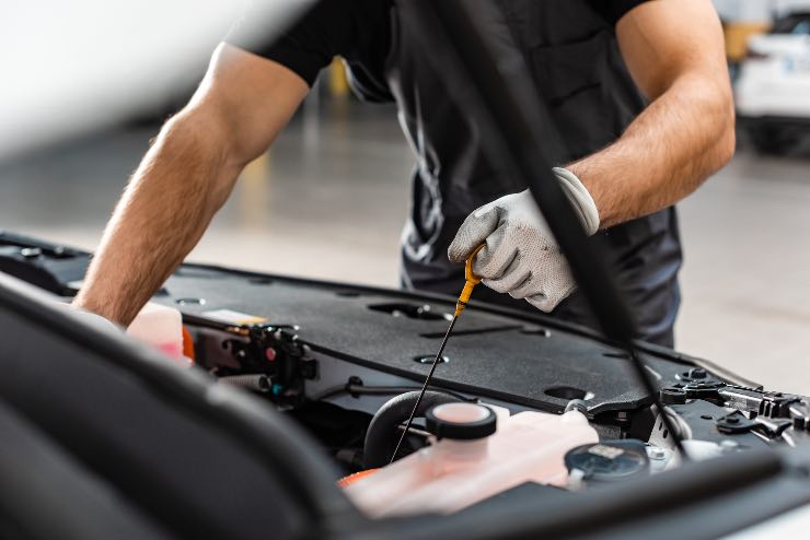 controllo del livello dell'olio - fonte_depositphotos - tuttosuimotori.it