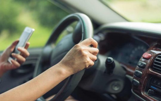 telefono-in-auto-depositphotos-tuttosuimotori.it