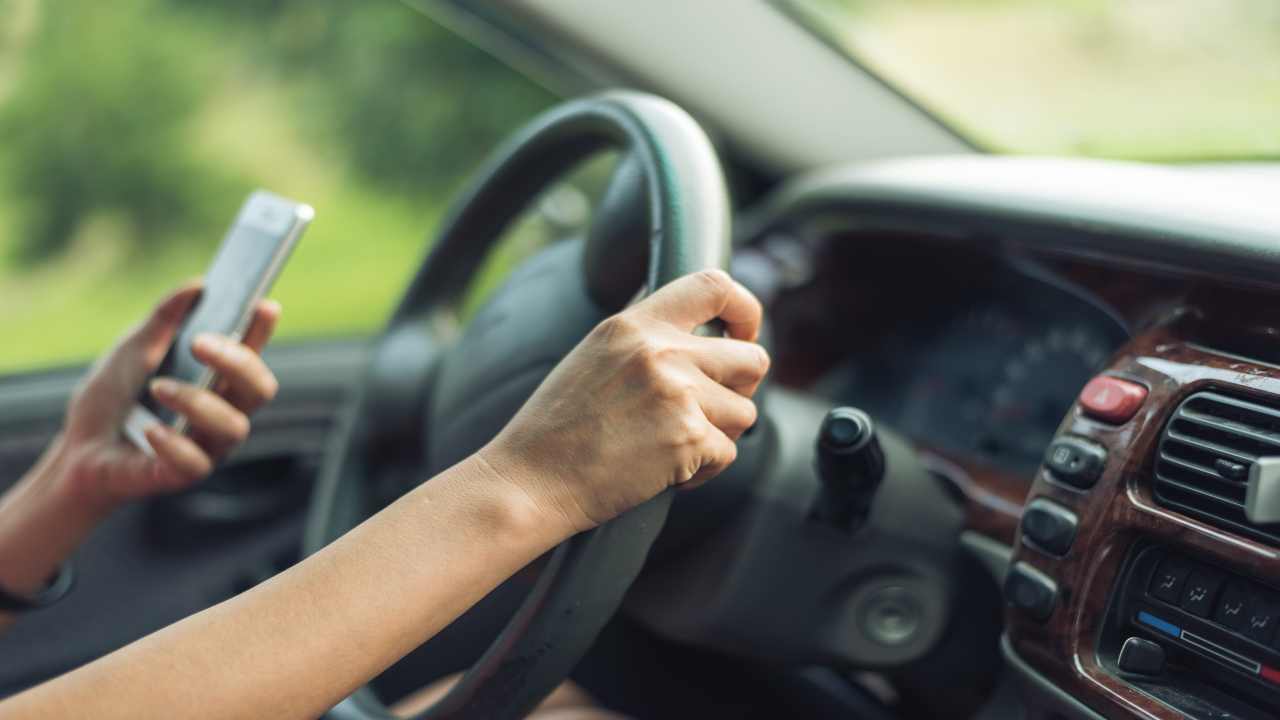telefono-in-auto-depositphotos-tuttosuimotori.it