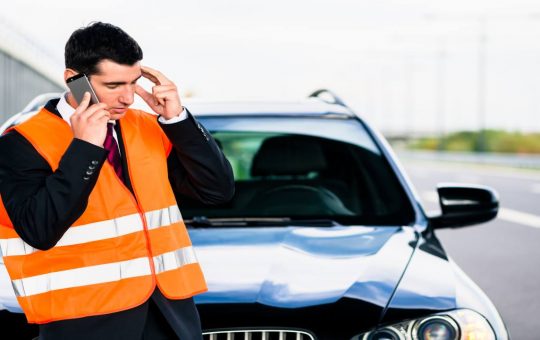 Auto in avaria e giubbotto catarifrangente