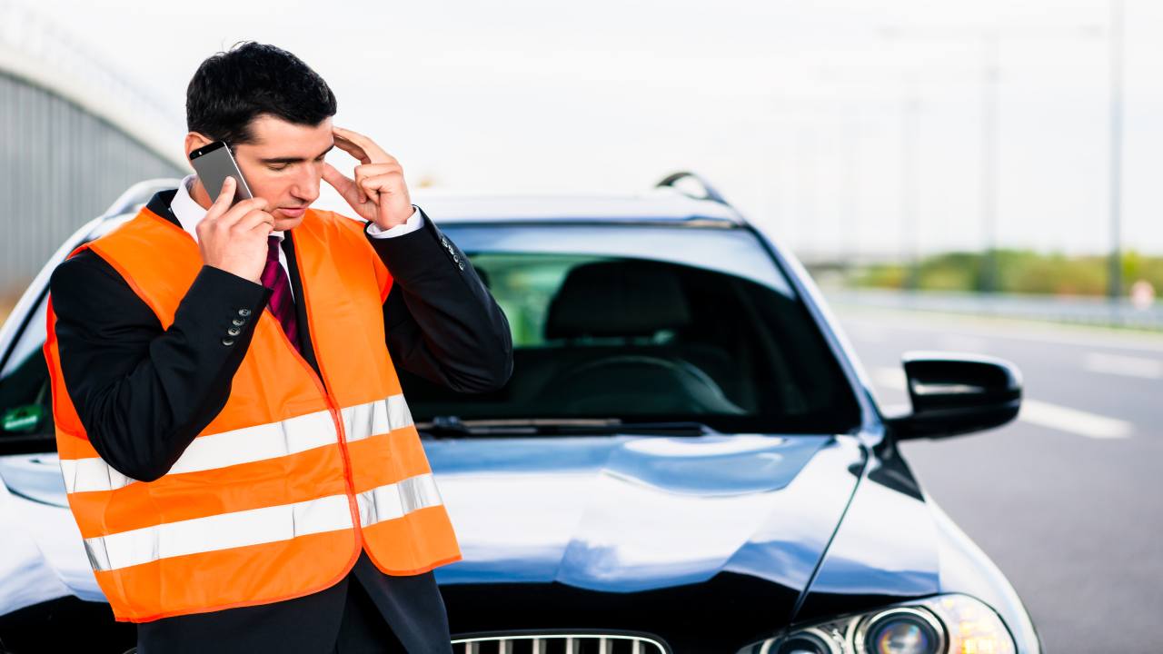 Auto in avaria e giubbotto catarifrangente