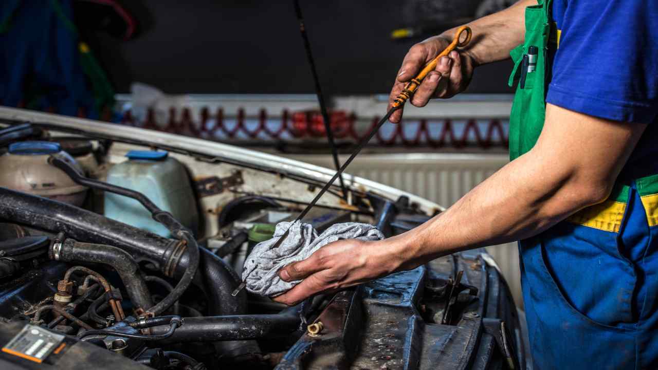 Verifica livello olio motore