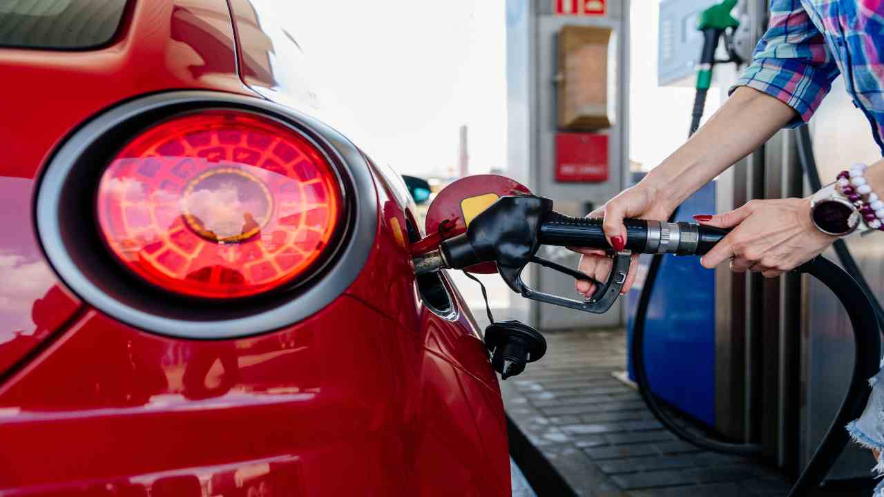 benzina rifornimento - depositphotos - tuttosuimotori.it