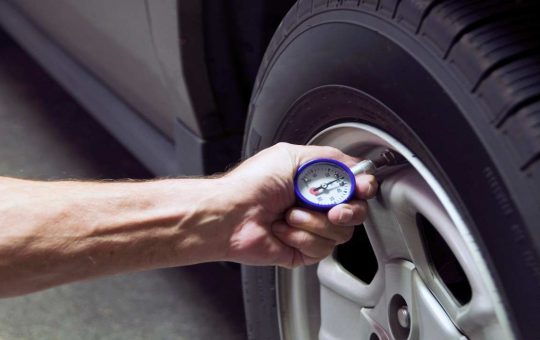 pressione pneumatici - depositphotos - tuttosuimotori.it