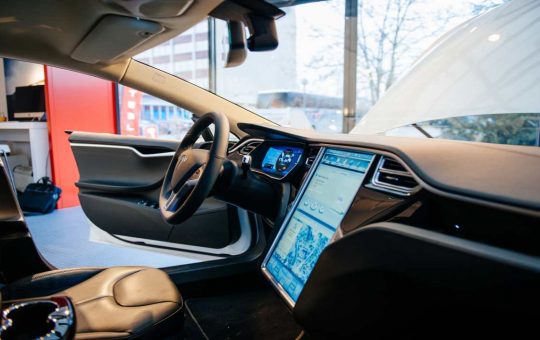 Interni e tecnologia Tesla