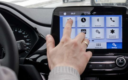 come funziona il sistema multimediale delle auto moderne