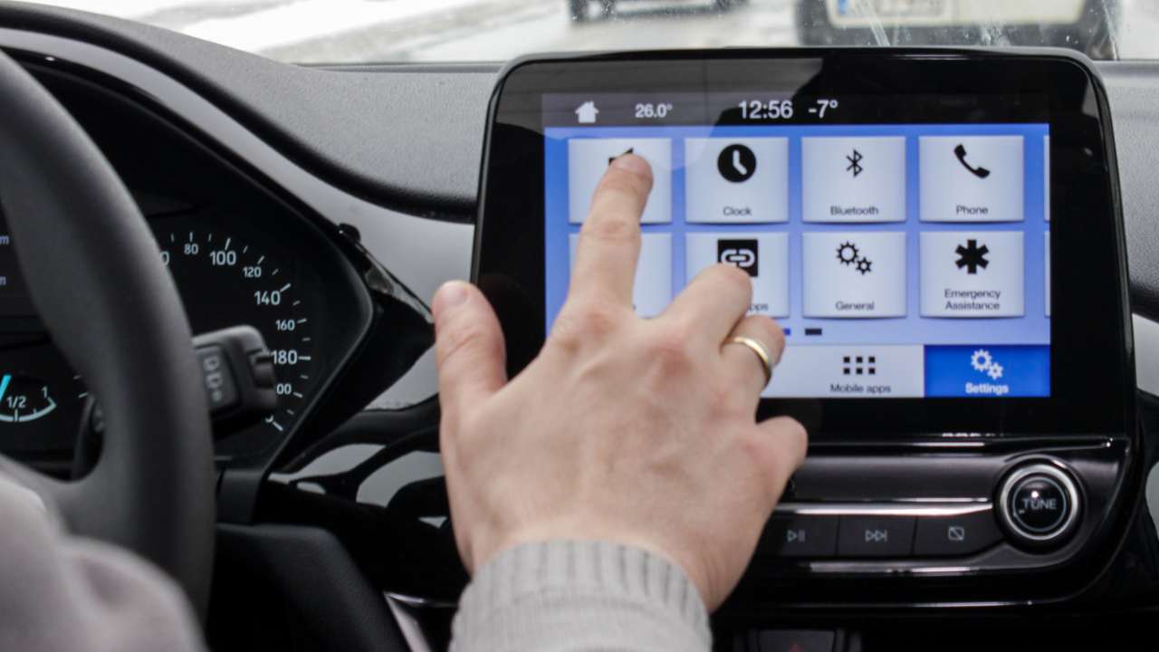come funziona il sistema multimediale delle auto moderne