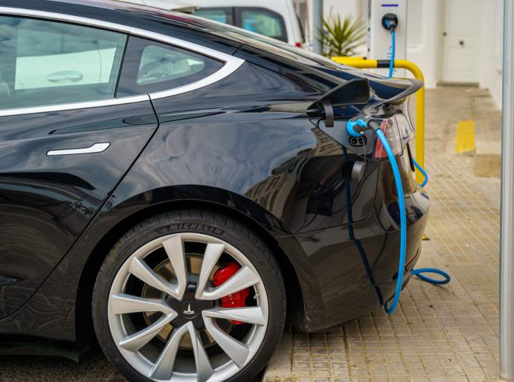 Auto elettrica Tesla dettaglio pneumatico 