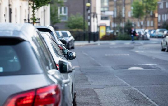 Auto parcheggiate su lato strada