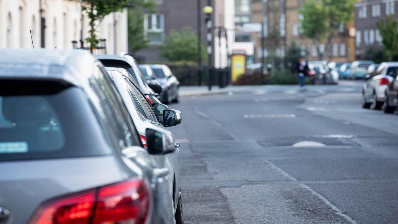 Auto parcheggiate su lato strada