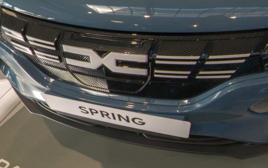 Dacia Spring dettaglio logo (Depositphotos)-tuttosuimotori.it