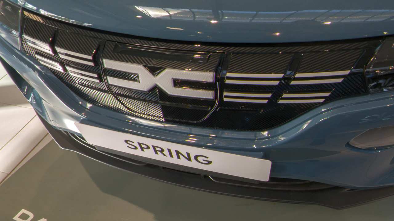Dacia Spring dettaglio logo (Depositphotos)-tuttosuimotori.it