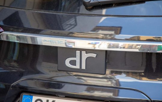 Dr automobili logo (Depositphotos)-tuttosuimotori.it