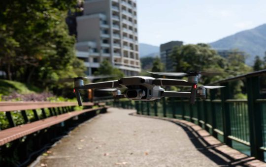 Drone in volo sulla città