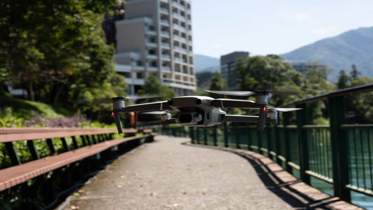 Drone in volo sulla città