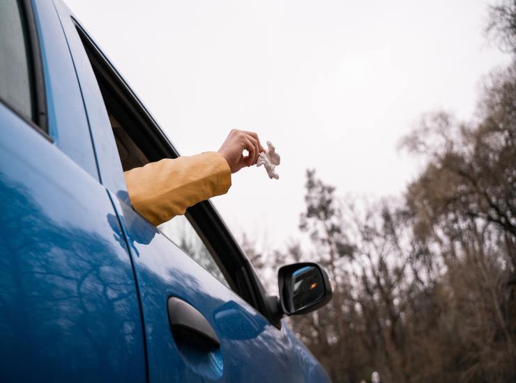 Gettare tovagliolo dall'auto 