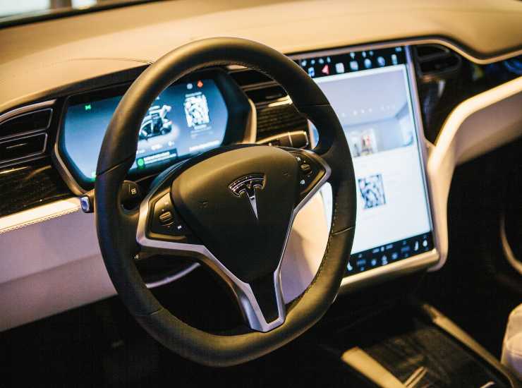 Interni tecnologici Tesla 