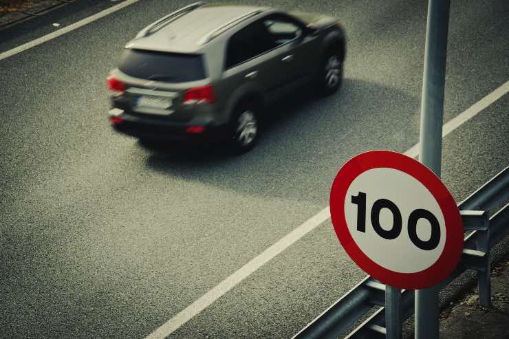 Limite di velocità 100 km/h - fonte_depositphotos - tuttosuimotori.it