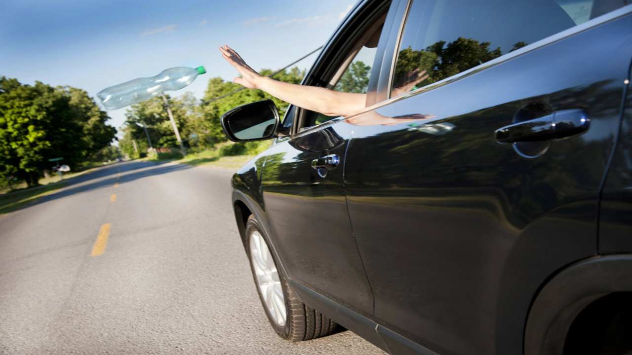 Rifiuti dal finestrino dell'auto 