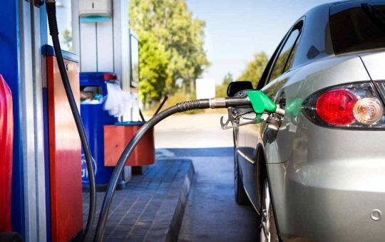 Rifornimento benzina - Fonte Depositphotos - tuttosuimotori.it