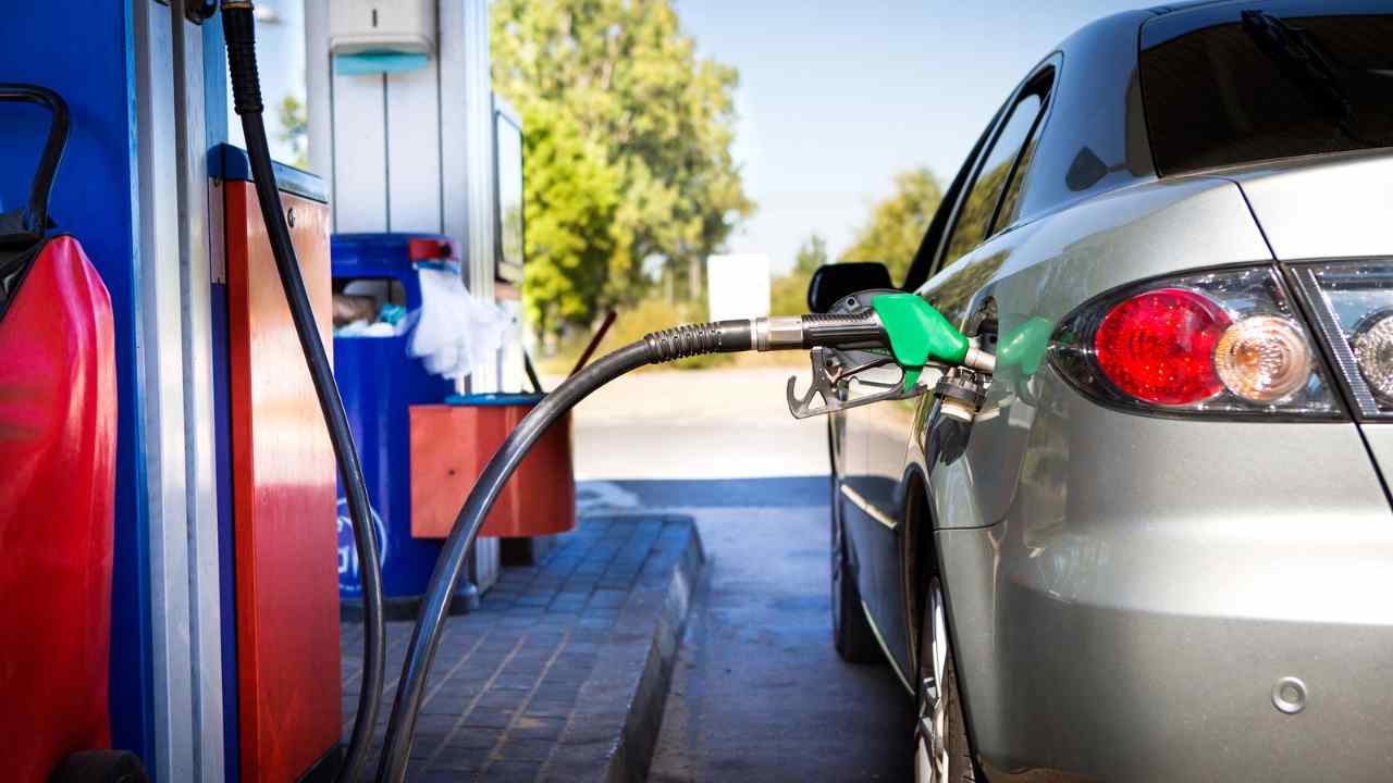 Rifornimento benzina - Fonte Depositphotos - tuttosuimotori.it