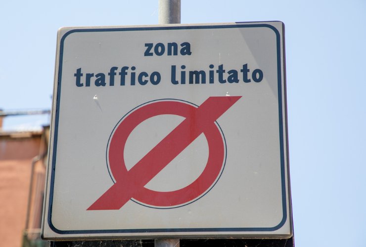 Segnale Zona Traffico Limitato - Fonte Depositphotos - tuttosuimotori.it