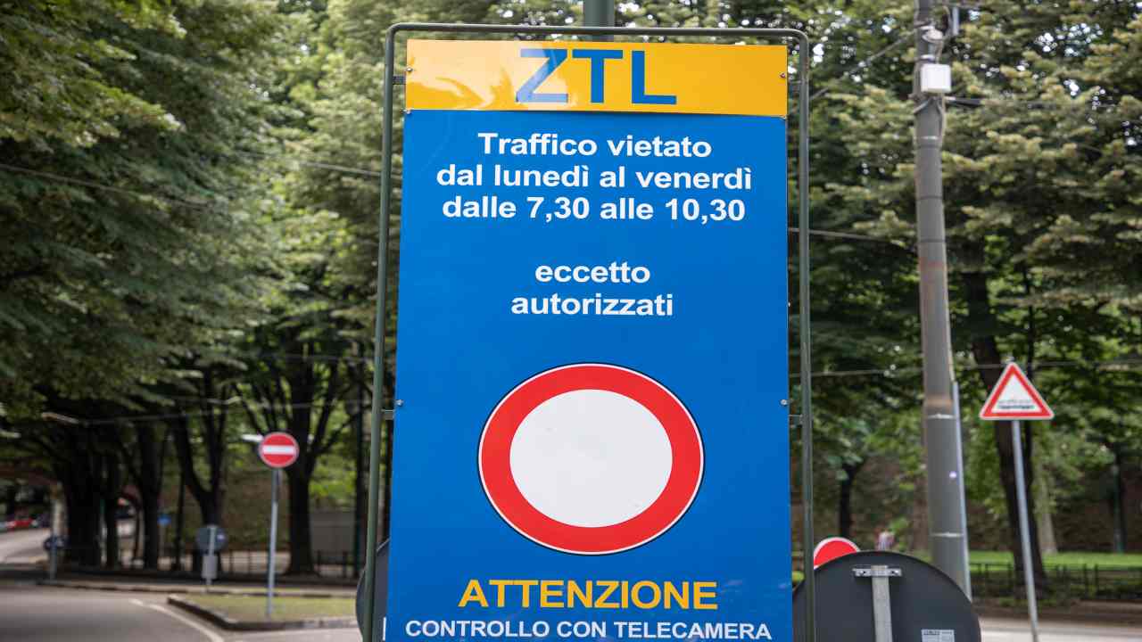 Segnaletica ZTL (Depositphotos)-tuttosuimotori.it