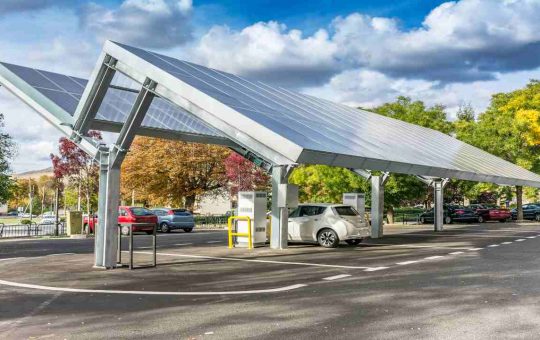 Stazione di ricarica EV con pannelli solari(Depositphotos)-tuttosuimotori.it