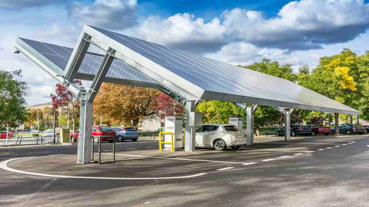 Stazione di ricarica EV con pannelli solari(Depositphotos)-tuttosuimotori.it