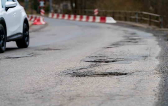 Strada dissestata e buche (Corporate+)-tuttosuimotori.it