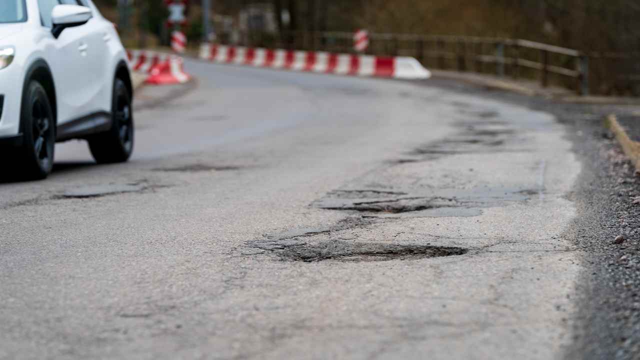 Strada dissestata e buche (Corporate+)-tuttosuimotori.it