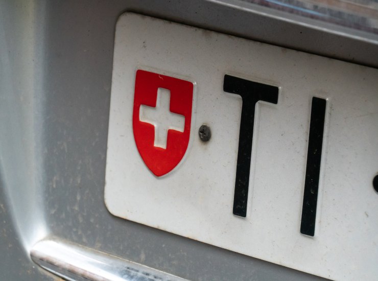 Targa auto svizzera (Depositphotos)-tuttosuimotori.it