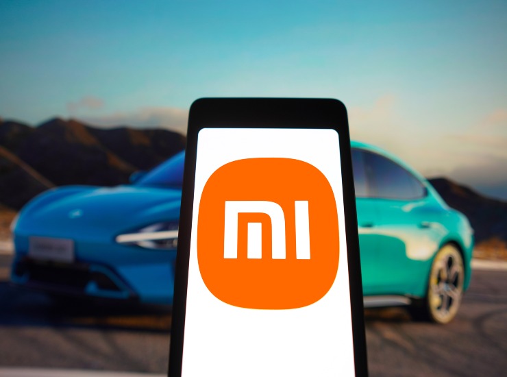 Xiaomi SU7 sullo sfondo 