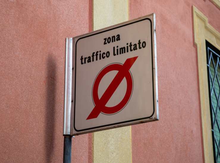 Zona a traffico limitato (Depositphotos)-tuttosuimotori.it