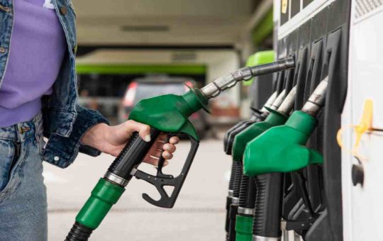 benzina fare donna - depositphotos - tuttosuimotori.it