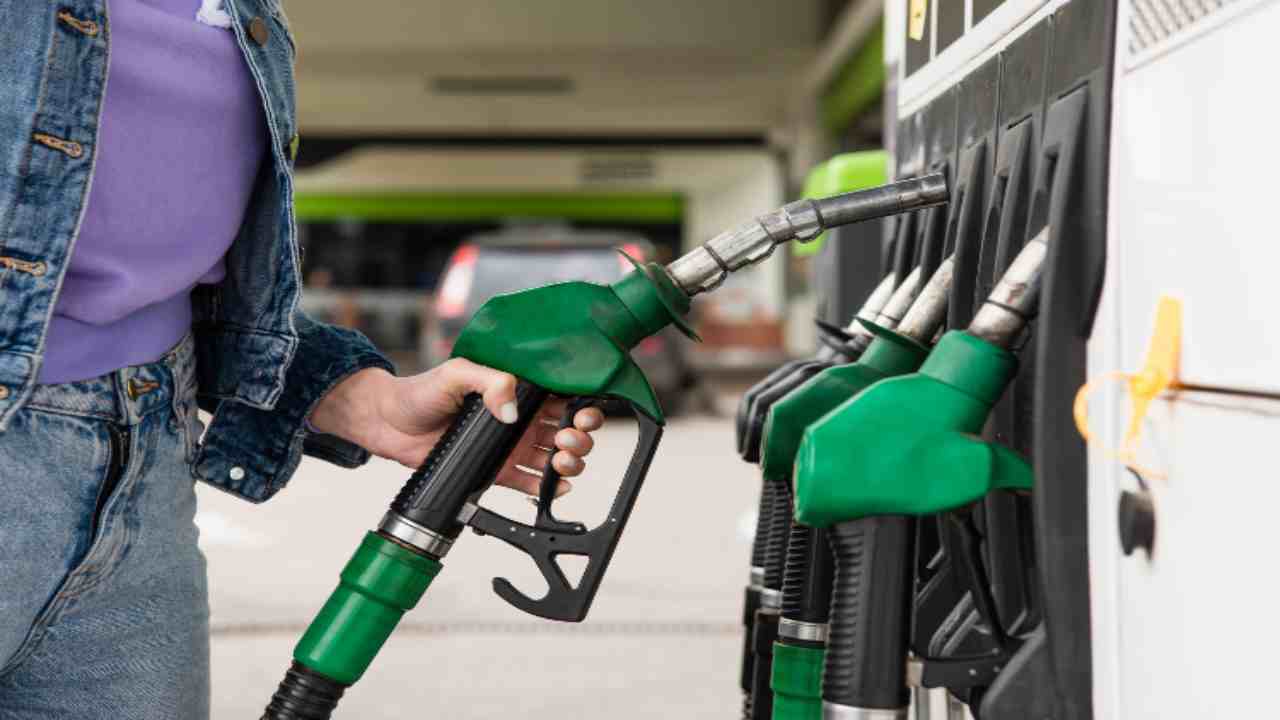 benzina fare donna - depositphotos - tuttosuimotori.it