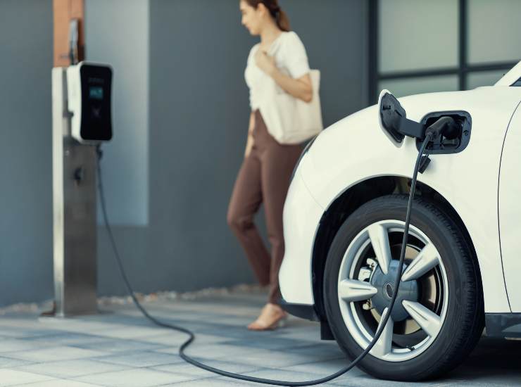 Auto elettrica e fascia d'età per risparmiare