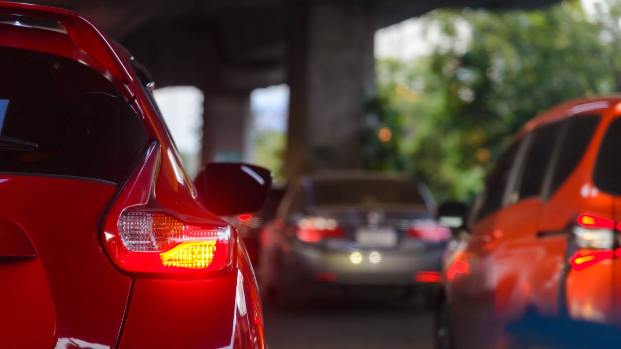 Auto in coda al semaforo