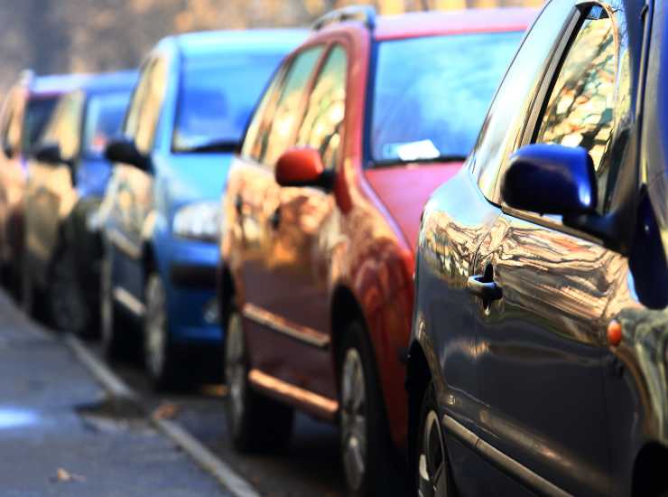 Auto in fila nel parcheggio