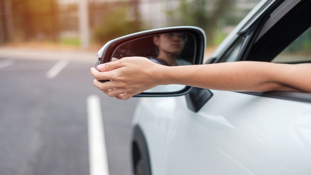 Braccio fuori mentre si guida(Corporate+)-tuttosuimotori.it