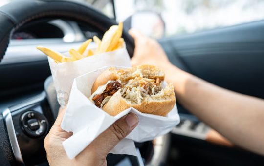 Mangiare un panino in auto - fonte_depositphotos - tuttosuimotori.it